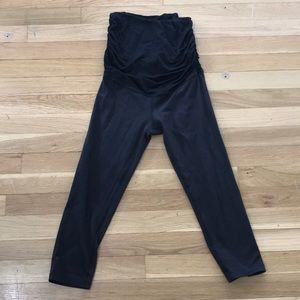 Beyond the bump Capri yoga maternity pants small
